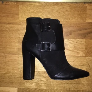  - NLY 
Aldrig använda utomhus.
Ligger enbart å dammar. 