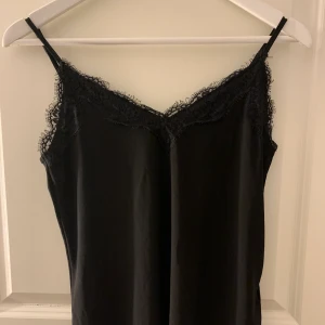 Linne men spets - Säljer detta linne med spets, andvänd en gång och helt nytt men inte min stil!! Passar s, m men kanske även en xs!