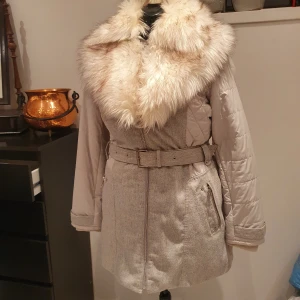 Jacka/Kappa med päls - Jacka med pälskrage från River Island, storlek 42. Knappt använd.