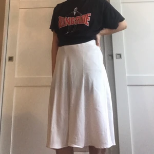 Vit kjol från Monki - Festlig längre vit kjol, som bara är använd 1 gång. 100% polyester. Elastiskt band runt midjan. Köpare står för frakt:)