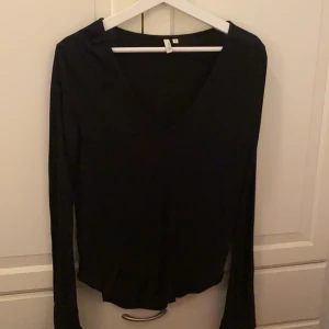 Topp från Nelly Trend - Svart v-ringad topp från Nelly Trend med vida armar 