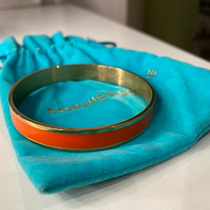Sophie by Sophie armband - Stelt armband i guld och orange från Sophie by Sophie. Nyskick! 