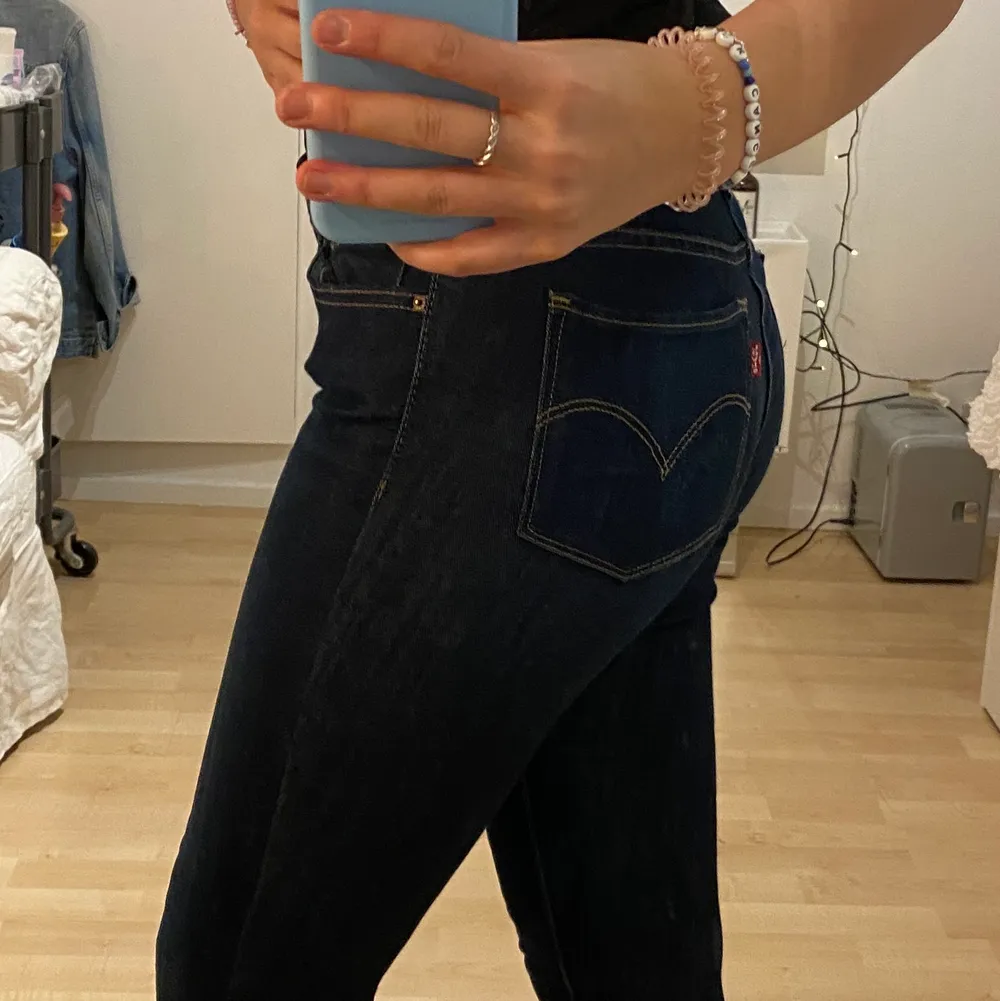 Säljer dessa oanvända Levis jeans i storlek W27 L28! Modellen heter ”711 skinny”! Köptes i USA och endast testade så skicket är som nytt! Säljer dem för 120kr!. Jeans & Byxor.