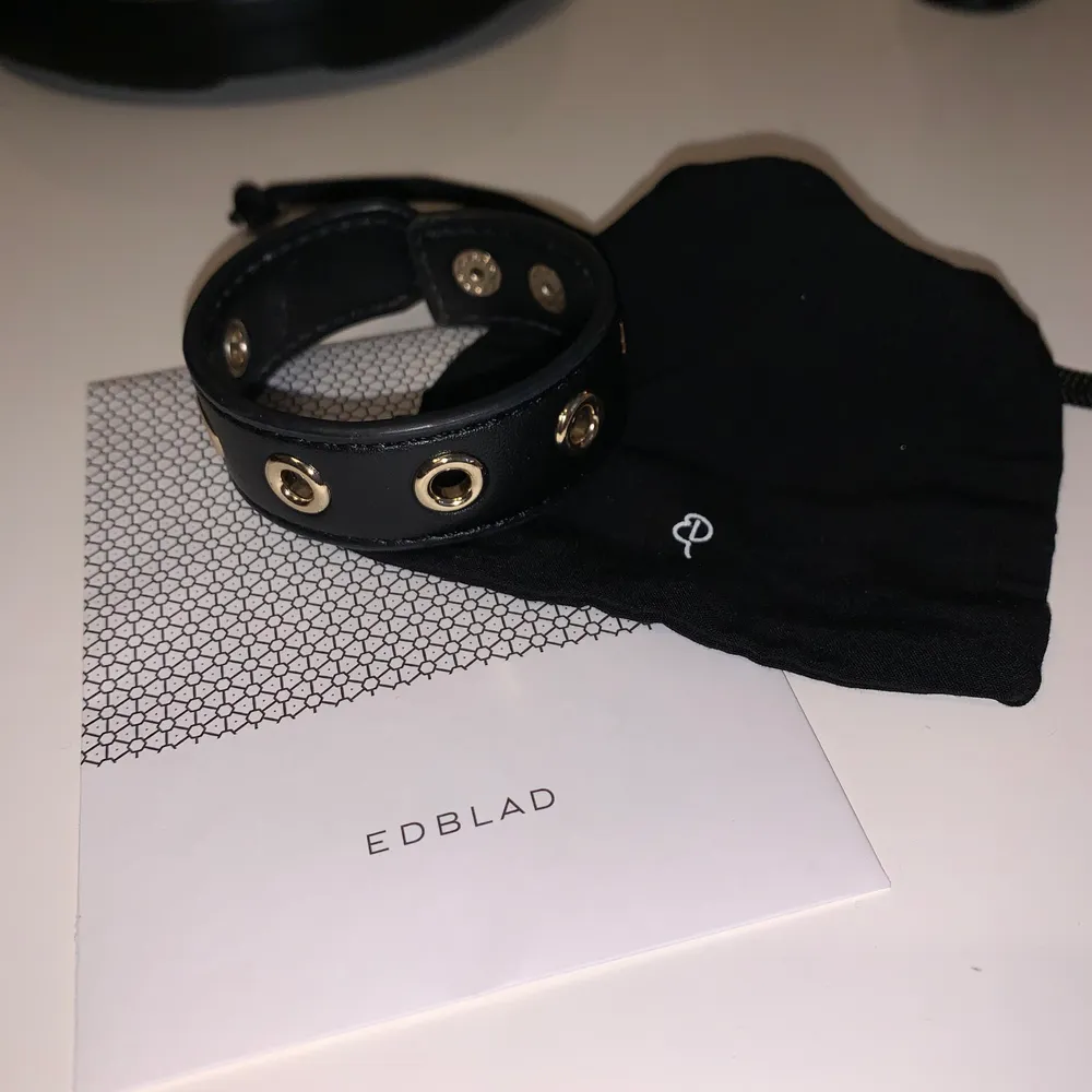 Säljer detta superfina fuskläderarmband från Edblad! Har så mycket smycken och tyvärr kommer detta inte till så mycket användning. Priset kan diskuteras! ❤️ Kan skicka fler bilder om det önskas!. Accessoarer.