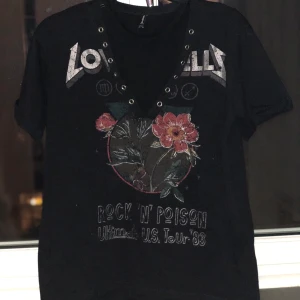 T-shirt  - En cool overzize T-shirt i nyskick köpt på stradivirus, säljer för att den inte riktigt är i min stil. Köparen står för frakt!