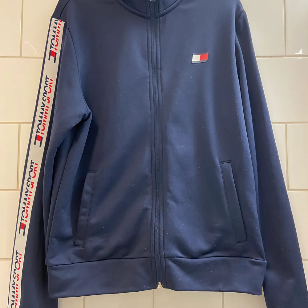 Tommy hilfiger tröja med dragkedja med storlek S. Inga skador på tröjan utan helt i orginalskick. Väldigt lite  använd, Originalpris 1130 kr. Tröjor & Koftor.