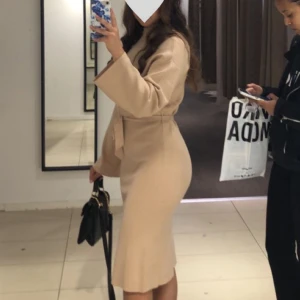 NA-KD stickat klänning - Säljer min suuper sköna och bekväma stickade klänning, då den kommer inte till någon användning. Har använt den en gång på min födelsedag. Den säljs 449kr på hemsidan men jag säljer för 300 , frankt ingår ej💖 Den visar dina former och är väldigt elegant. Funkar perfekt för middagar. Det är storlek S men den skulle sitta fint på M också ✨ har ni några frågor är det bara att kontakta mig