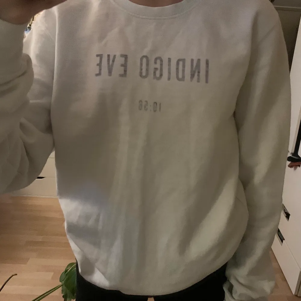 Fin vit sweatshirt med ett blått lätt tryck (det är inte urtvättad utan ska vara så)  från scotch&soda 😇originalpris: runt 800kr                                                       mitt pris: 110 + frakt :) skriv om ni har några frågor eller vill se fler bilder 🤎 !kolla in mina andra annonser! . Tröjor & Koftor.