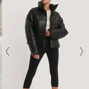 Vadderad pu jacka - Otroligt fin jacka från nakd som aldrig är använd då jag råkade beställa 2 likadana. Jackan är i st 40, där är stängning genom knappar och 2 fickor finns. Jag tycker den är väldigt snygg och håller värmen bra.  Aldrig använd nypris 799kr säljer för 400kr kan ändras vid snabb affär:) Bilder från nakds hemsida 