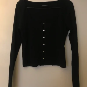 Kort ribbad topp i stl M - Kort ribbad topp från even&odd. Använd max 3 gånger o därav i gott skick. Toppen är lite längre i armarna och väldigt skön att ha på sig. Väldigt skön o bra vardagstopp. 