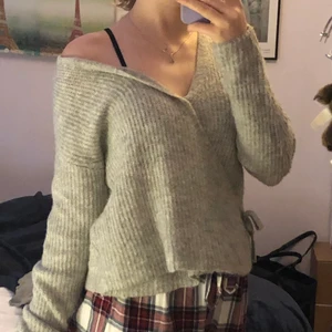 Stickad grå tröja 😻 - Stickad fin grå tröja! Med en liten rosett vid sidan! Detta är ingen kofta som går att knäppa upp utan som ni kan se på bilden, sitter den sådär å går då ej att knäppa upp! Använt 1 gång å älskar den! Men måste rena ur min garderob, därför den säljs! Hör gärna av er vid intresse!😍😍 OBS: jag har storlek XS! Å den passar XS till M beroende på hur man vill att den ska sitta!