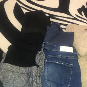 1 mamaklänning 2 kostym mamabyxor 1 vanlig mamajeans köparen står för frakt (80kr styck eller 150 för två eller 250 för allt)