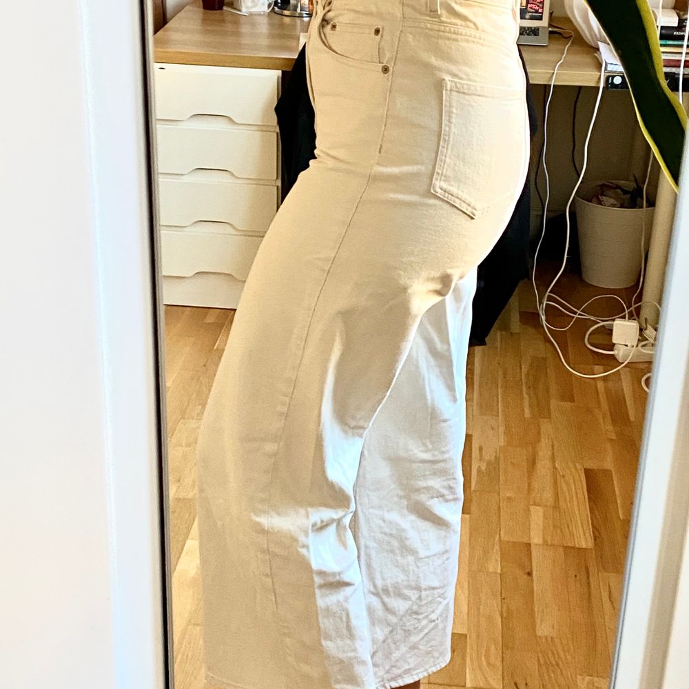 Väldigt vida jeans från asos tall🤍 har slutat använda då de tyvärr blivit för stora för mig. de sitter ungefär till anklarna på mig som är 185, så skulle säga att de passar bra på någon som är mellan 174-182 kanske! Skulle säga att de passar en M-L beroende på hur man vill att de ska sitta 👍🏼. Jeans & Byxor.