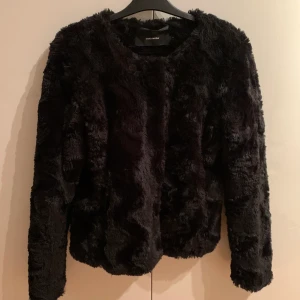 Pälsjacka  - Svart pälsjacka från Vero Moda i väldigt fint skick. Mysig och passar året runt, beroende på temperatur såklart! Stl. M men passar nog de flesta beroende på vilken passform man är ute efter. Skriv för fler bilder!💞