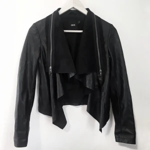 ASOS Flowy Fuskskinnsjacka  - Fuskskinnsjacka från asos! 💣 Galet snygg!! Den är sådär flowy på framsidan 🥺 Ett jävla brott att den inte kommer till användning tbh  Storlek 36 100kr 