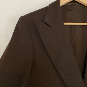 Kavaj  - Såå fin Brun kavaj , köpt second hand❤️ jätte fin passform! står ej för frakten 