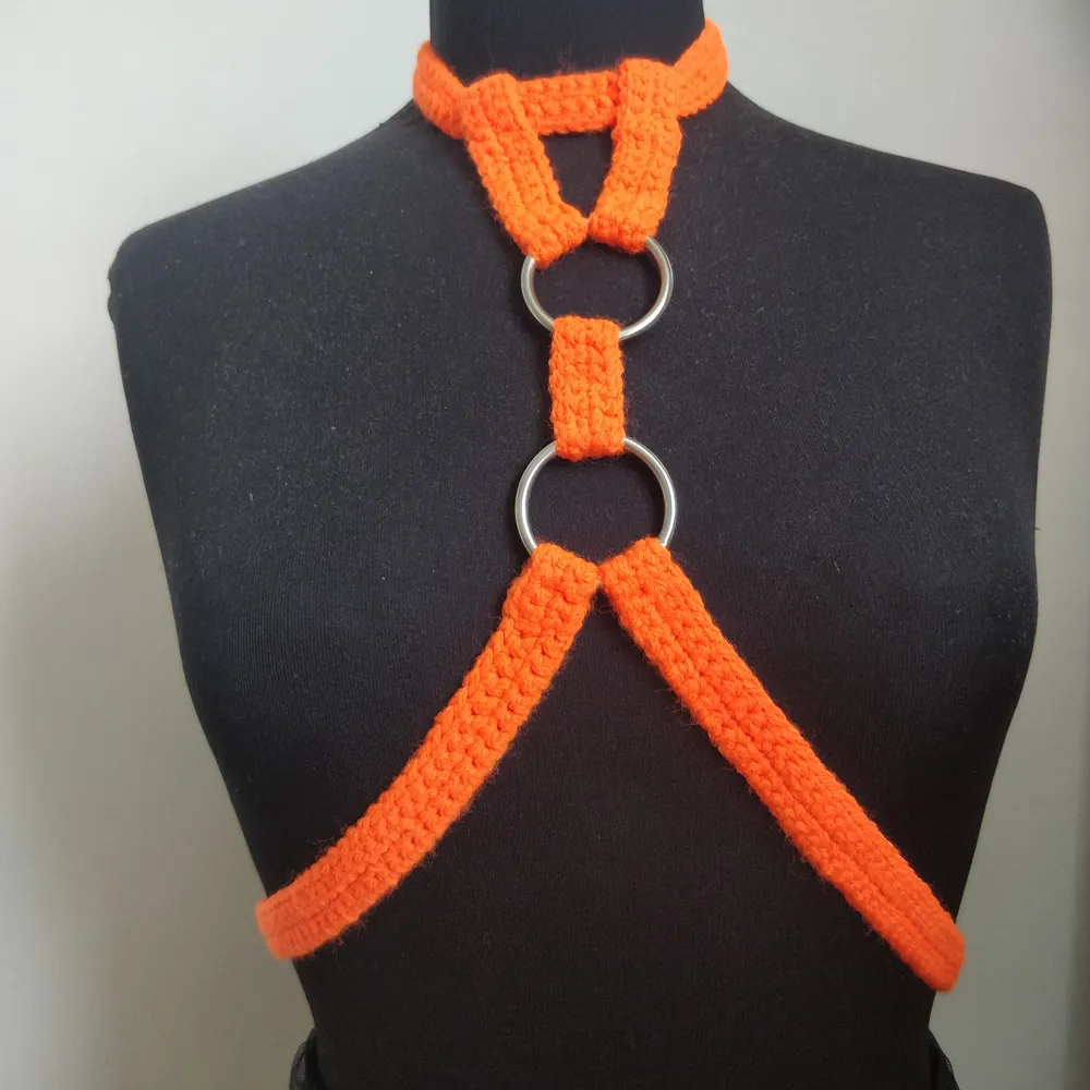 Virkad harness i egen design🍊🔥 kolla @lanaimean_ eller min profil för fler designer 🌿. Accessoarer.