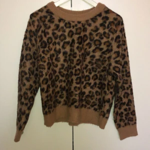 Stickad leotröja  - Mycket fint skick. Ganska liten i storleken. Kan mötas upp i Göteborg eller så står köparen för frakten 🌟