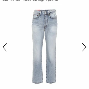 Acne jeans - Intressekoll på mina ljusblå Acne ”Blå konst” jeans som inte kommer till användning. Modellen heter  ”Mece light blue trash”. De har hög midja och vanligt ben. De har används få gånger och är väl bevarade, utan defekter som nya. De är stora i storleken. ✨✨ Nypris: 2300kr Jag är storlek Smaul och de sitter lite ”baggy” på mig men är snygga så.