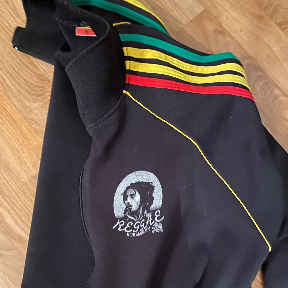 Asball tröja i ”fake adidas” med Bob Marley. Oversized och supermysig. Säljer då den inte kommer till så mycket användning:/  170kr plus frakt:)). Tröjor & Koftor.