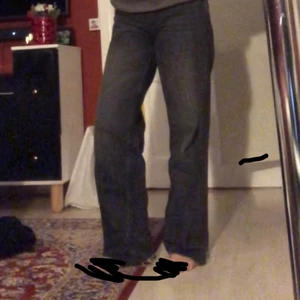 Baggy jeans svarta - Trendiga svarta baggy jeans, knappt använda. Köpte secondhand för 260 kr. Kan mötas upp i Trollhättan. Köparen står för frakten!💕