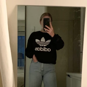Adidas sweatshirt  - Oversized sweatshirt från Adidas, den är en grå/svart färg. Köpt för ca. 2 år sedan på Adidas Store, den är i fint skick och säljer pågrund av att den inte används så mycket. Köparen står för frakt❣️