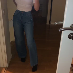 Mörkblåa högmidjade jeans  - Jag säljer mina nya jeans från prettylittlething. Dem är helt oanvända då dem är för breda för min smak. Byxorna är tajta i midjan och sedan ganska stora i benen. Fraktkostnad tillkommer!❤️