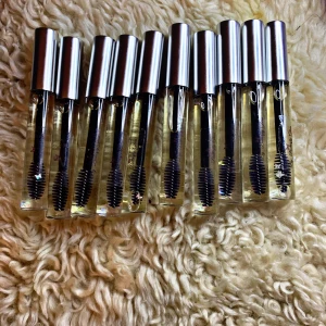 Fransserum - Egentillverkat fransserum som innehåller små söta fjärilar som dekoration 🦋 Används för fylligare och längre fransar och ögonbryn. Går även att köpa på min Instagram by_butterflygloss. Håller mellan 3-6 månader beroende på hur flitigt det används och ger resultat efter cirka en månad. För bästa resultat ska de användas dagligen 💖 Vid produktion används uppsatt hår, plasthandskar, munskydd, spritad yta, rengjorda verktyg och tvättade tuber. Innehåll: jojobaolja, ricinolja och vitamin E olja. 💖 Hör av dig vid funderingar! Gåva medföljer vid varje köp! Frakten kostar 12kr