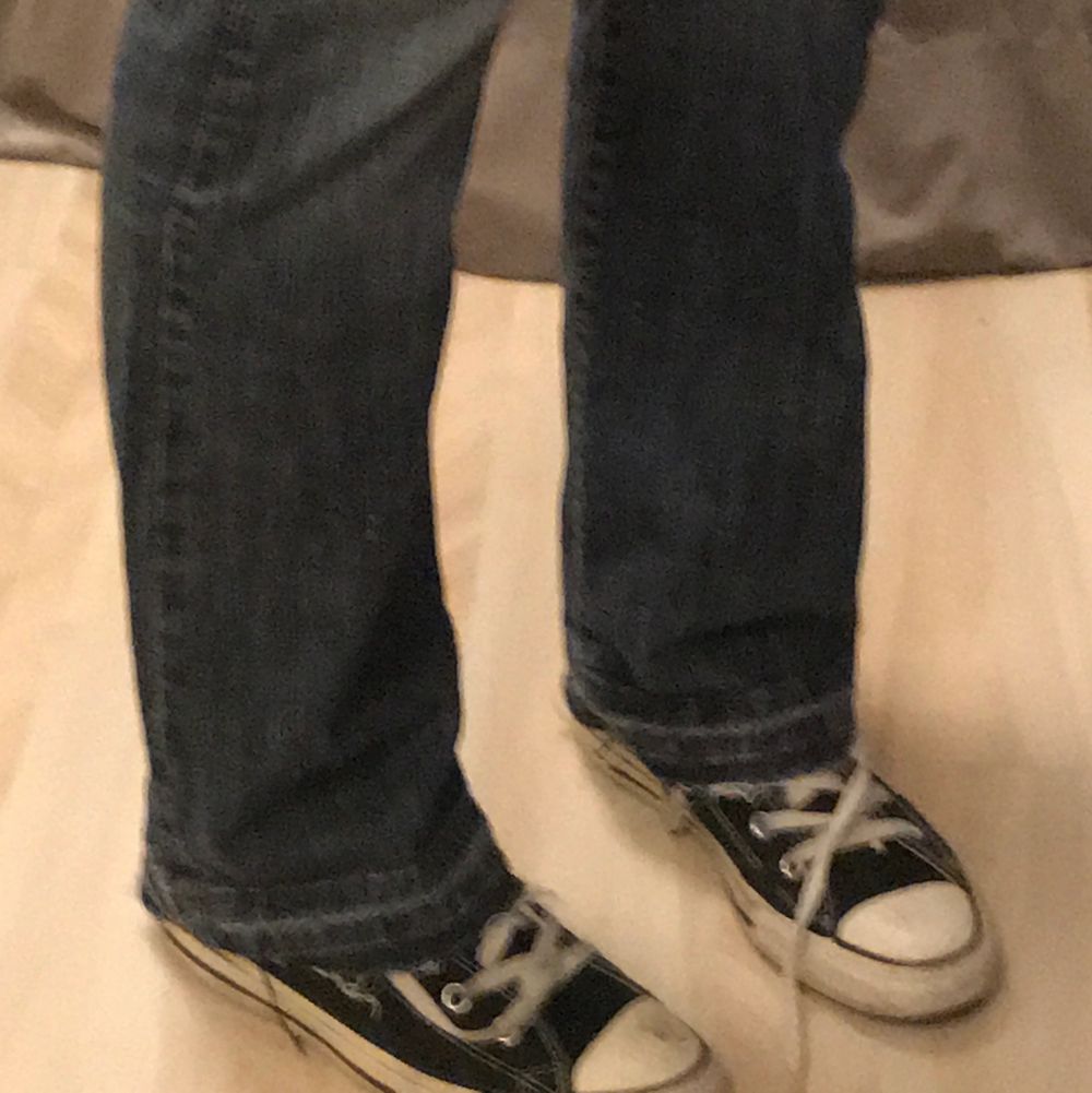 Säljer mina skitsnygga low waist jeans. De har super gulliga glitter stenar på fickorna. Jag är 174 cm lång och så sitter byxorna på mig! Verkligen en super fin uttvättad färg☺️. Jeans & Byxor.