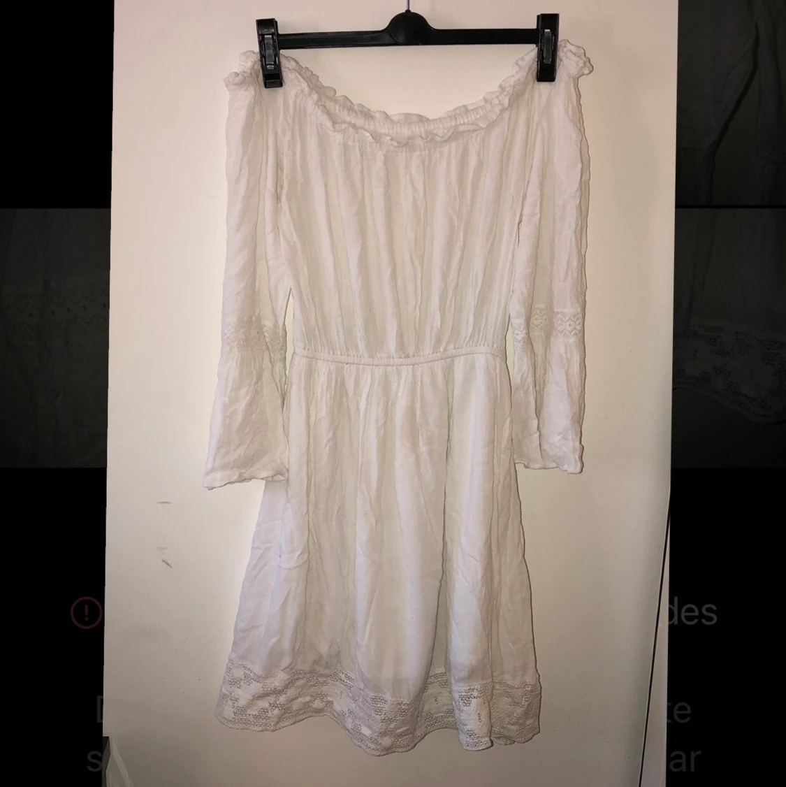 Vit, off shoulder-klänning med spets 