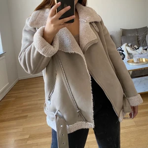 Bikerjacka  - Bikerjacka från Zara i oversized modell. Väldigt fint skick! Storlek M. 