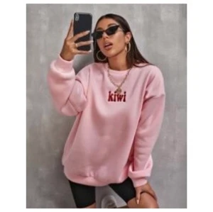 Oversized sweatshirt  - Säljer denna oversized sweatshirten , super söt och gosigt material, 100kr storlek L, aldrig använd 🦋 obs lånad bild , då fler är intresserade så sker budgivning i kommentarsfältet, höj med minst 10kr❤️ budgivning avslutas onsdag 13 januari 18.00