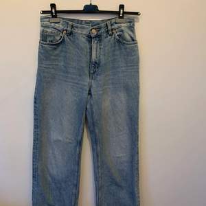 Säljer dessa jeans för att de inte kommit till användning. Köpte står för frakt. (Frakten kan variera än de som står nedan, beroende på vad paketet kommer väga)