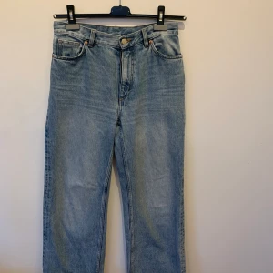 Monki Yoko jeans - Säljer dessa jeans för att de inte kommit till användning. Köpte står för frakt. (Frakten kan variera än de som står nedan, beroende på vad paketet kommer väga)