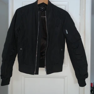 Bomberjacka från Crocker 💣 - Bomberjacka från Crocker, använd fåtal gånger. Fint skick, storlek xxs ( ja brukar ha s)