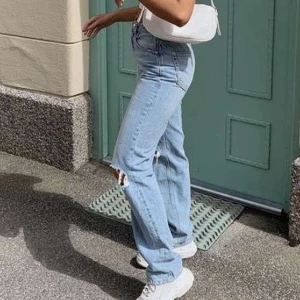 90 high waist jeans - Säljer dessa skitsnygga jeans från Gina Tricot. Har varit utsålda länge. Endast använda en gång pga att de är förstora på mig. Jag är 160 som preferens.💕 Skriv privat för bättre bilder. BUDA I KOMMENTARERNA,ledande bud: 550kr Första och sista bilden är lånad.                            Säljer åt en vän!!❤️❤️