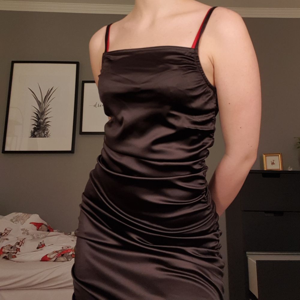 En superduper fin klänning som tyvärr är för stor. Endast prövad och prislappen sitter kvar💕💕. Klänningar.