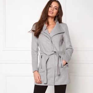 Kappa i ullmix/ storlek L/ nyskick - Kappa i ullmix från Vero Moda i färgen Light Grey Melange. Använd 3 gånger - helt i nyskick! Yttertyg 70% polyester. 30% ull. Foder 100% polyester. Kappan har en klassisk passform. Storlek L. Säljes då jag har flera gråa kappor.