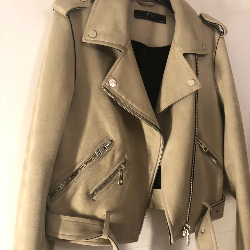 En jätte fin beige mocka liknande jacka från zara med silver detaljer, använd flertalet gånger men fortfarande helt felfri. Perfekt för vår/höst. Storlek S. . Jackor.