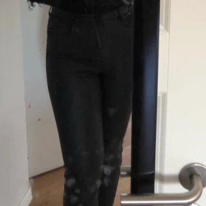 Skinnbyxor - Skinnbyxor är ett självklart nyckelplagg i basgarderoben och helrätt hösten 2020. Har använt dessa typ 15 gånger fast frf lika snygga!