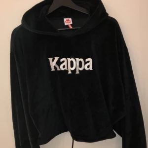 Kappa hoodie i valvet material  - Super snygg hoodie från kappa. Aldrig använd. köpt på Nelly för 799kr. Den går även att knyta åt längst ner om man vill ha den tajtare. Buda från 300