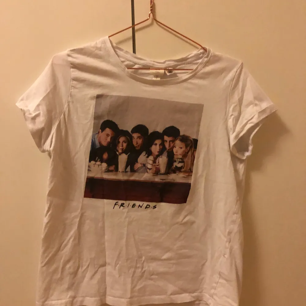 Cool Friends tröja från H&M 🤍 använd sparsamt!. T-shirts.