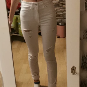 Vita ripped jeans från hollister - Superbra skick, köpta på hollister, säljer för att de inte passar och endast använts 5 gånger. Bud från 250kr, ökar med 25kr❤️