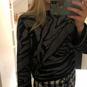 Tröja  - Säljer min tröja från H&M! Superbra skick! Skriv för fler bilder.