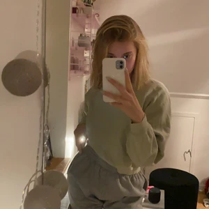 Kroppad sweatshirt  - Super söt , lite mint grön typ sweatshirt från Gina Tricot . Helt i nyskick, använd ca 4 gånger .30kr+frakt 