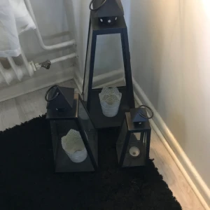 Ljuslyktor 3 st - Svarta ljuslyktor som är en stor en mellan och en stor! 