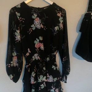 Klänning - Köpt på Gina men aldrig använd, strl 36. Sitter såååå fint på!