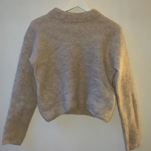 Stickad tröja - En stickad tröja från lindex. Ordinare 79kr säljs för 30kr plus frakt. Storlek xs 