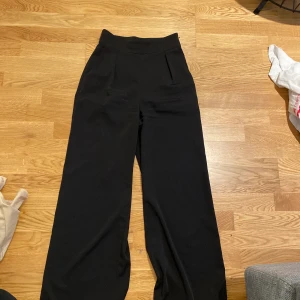 Kostymbyxor - Svarta kostymbyxor från nakd. Passar ej mig. Använt en gång. Högmidjade ✨🦋