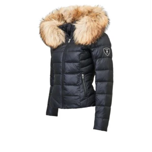 Kort rock and blue jacka - Säljer denna rock and blue jacka, endast andvänd en vinter så det är i mycket bra skick. Finns inga hål eller så. Gör en budgivning som startar på 1000kr. Höj med 10kr vid varje bud